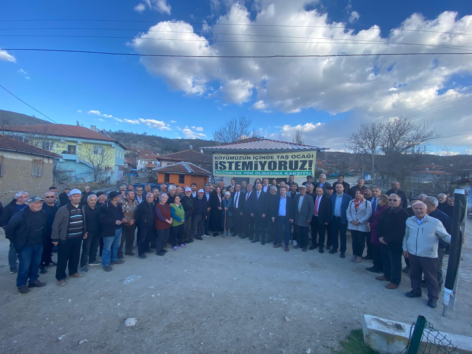 KÖYLÜLER, TAŞ OCAĞINA KARŞI EYLEM YAPTI